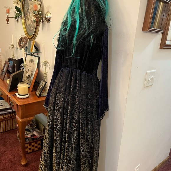 Hallowed costume used 5 pieces in all - Picture 5 of 15